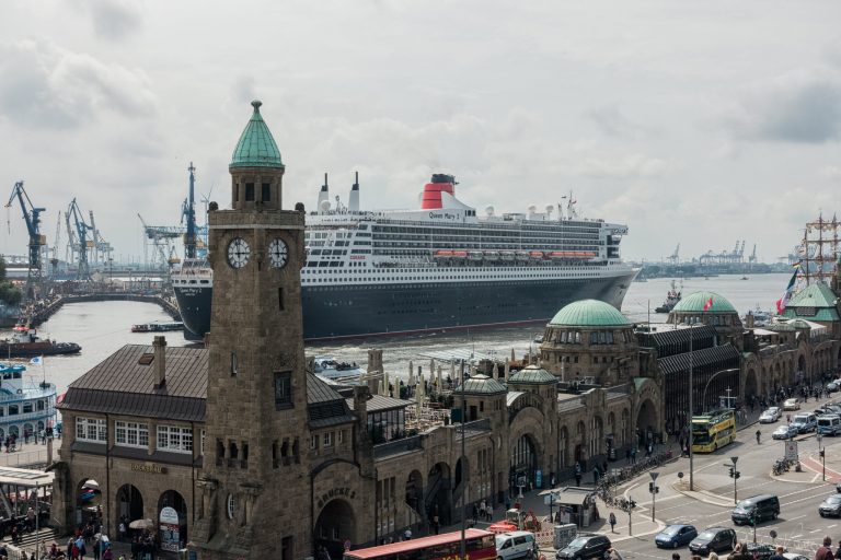Ausdocken der Queen Mary 2 bei Blohm & Voss in Hamburg am 17.06.16