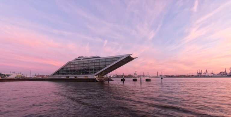 Dockland in Hamburg kurz nach dem Sonnenuntergang.