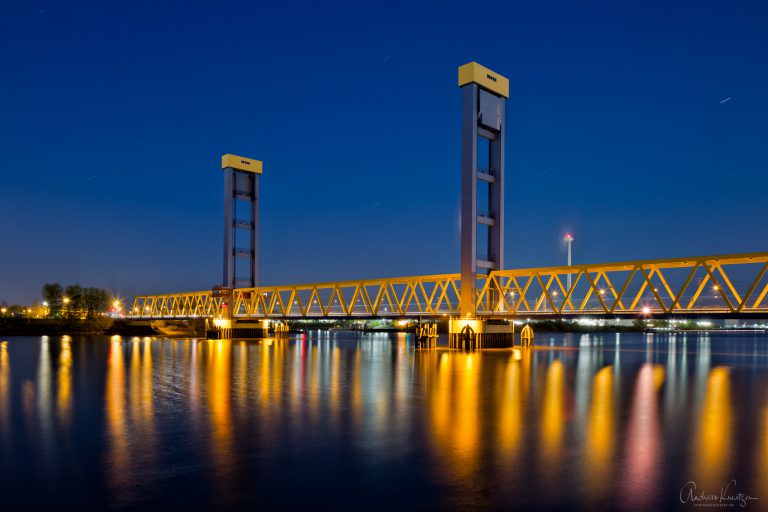 Die Kattwybrücke über die Süderelbe ist die größte Hubbrücke Deutschlands und verbindet die Hamburger Stadtteile Moorburg und Wilhelmsburg.