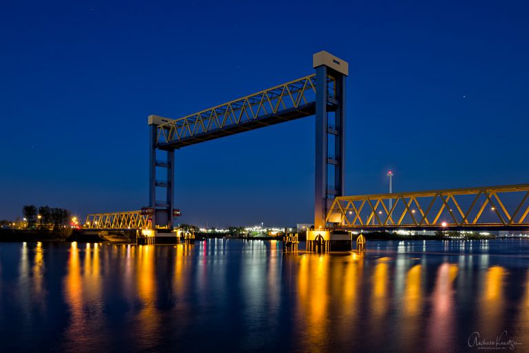 Die Kattwybrücke über die Süderelbe ist die größte Hubbrücke Deutschlands und verbindet die Hamburger Stadtteile Moorburg und Wilhelmsburg. Hier mit Hubhöhe von 46m.