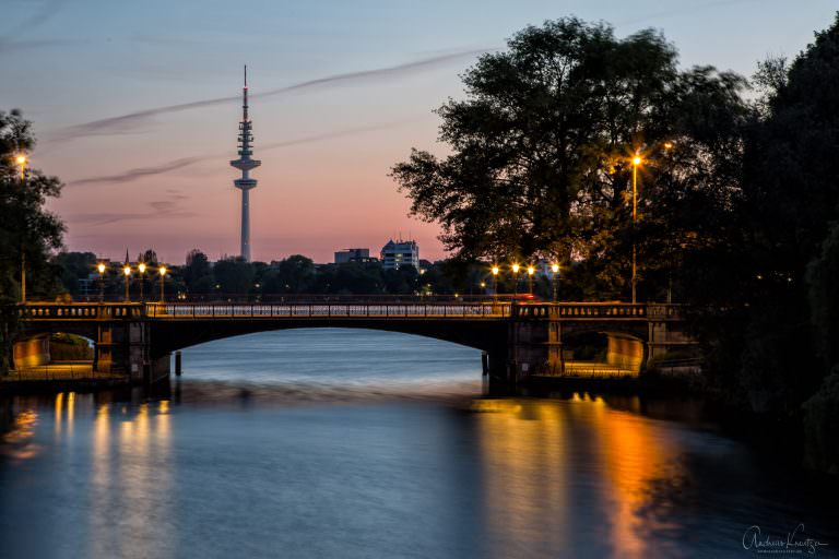 Blick auf Mundsburger Kanal, Außenalster und Hamburger Fernsehturm