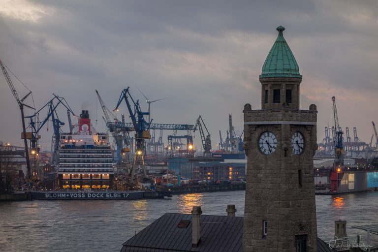 Queen Elisabeth im Dock Elbe 17 in Hamburg