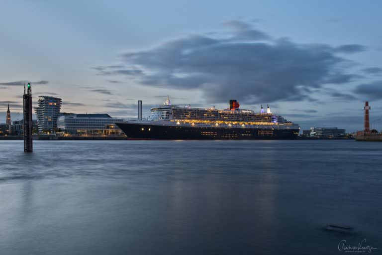 Queen Mary 2  in der HafenCity