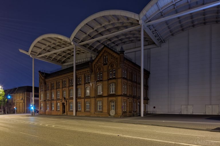 Verwaltungsgebäude des ehemaligen Kraftwerks Karoline, heute in das Messegelände integriert.